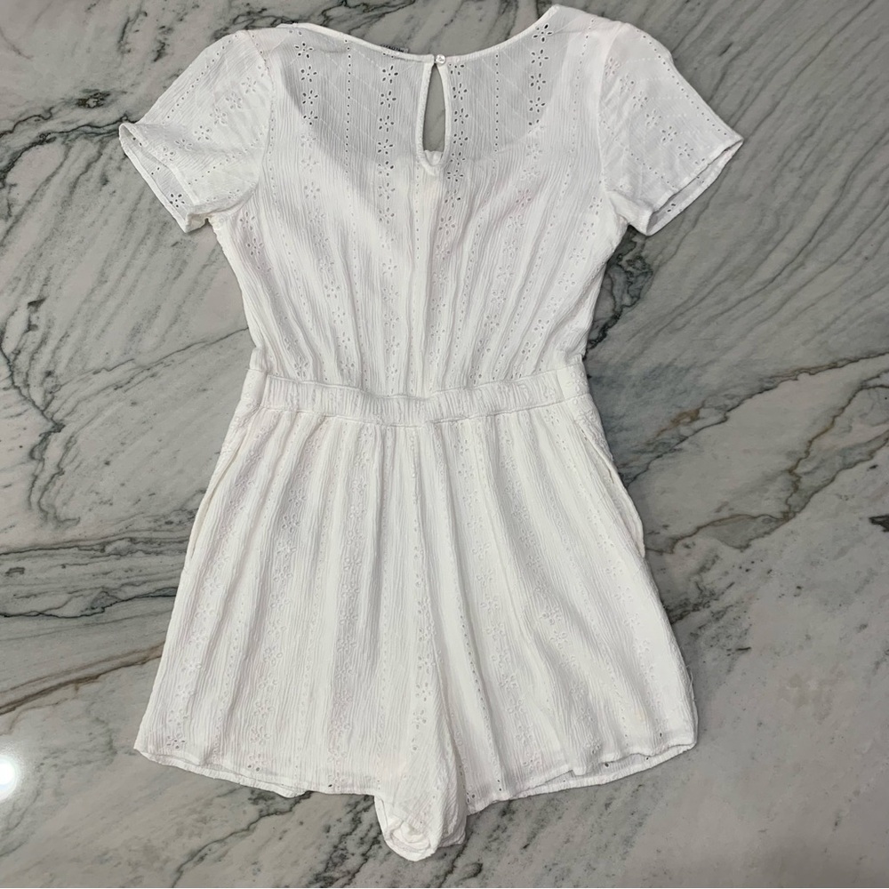 Hollister White Floral Eyelet Boho V-Neck Cutout Tie-Front Romper, Size Small - Picture 3 of 11